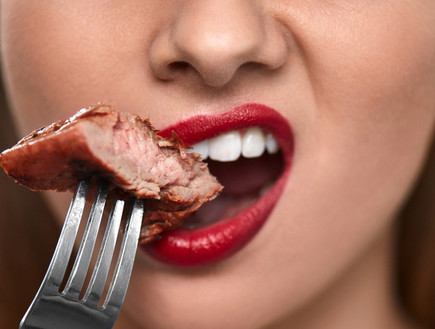 אישה אוכלת בשר (צילום: Shutterstock)