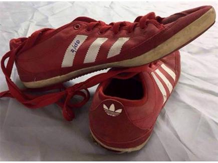 הנעליים האדומות (צילום מסך: פייסבוק) (צילום: ספורט 5)