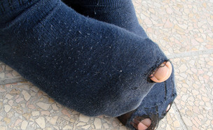 גרביים עם חורים (צילום: Sretnaz, Shutterstock)