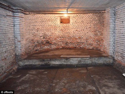 בית הנאצי, המרתף שבו החוזקו האסירות היהודיות (צילום: jroots)