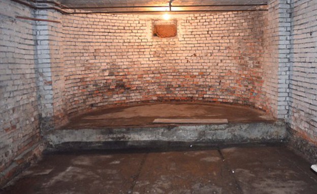 בית הנאצי, המרתף שבו החוזקו האסירות היהודיות (צילום: jroots)