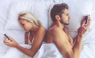 בני זוג במיטה עם טלפונים (צילום: Shutterstock, מעריב לנוער)