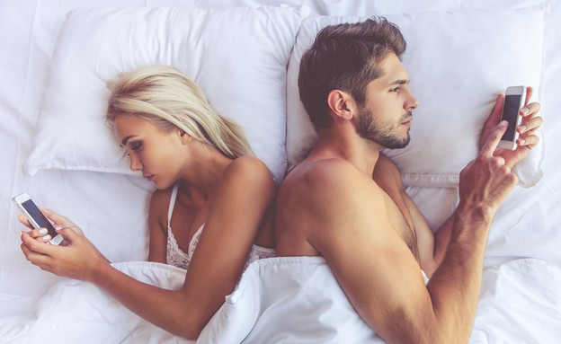 בני זוג במיטה עם טלפונים (צילום: Shutterstock, מעריב לנוער)