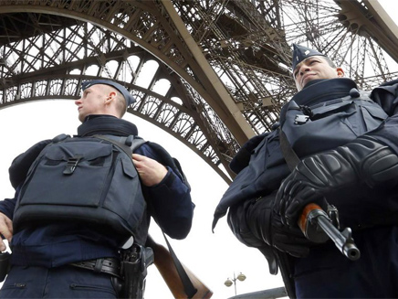 בפריז מנסים למנוע פיגועים באייפל (צילום: סקיי ניוז)