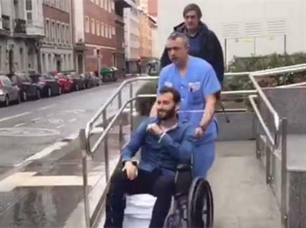 אכזבה בברצלונה. וידאל יוצא מבית החולים (טוויטר) (צילום: ספורט 5)