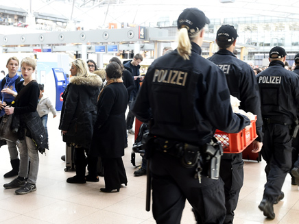 שוטרים בשדה התעופה בהמבורג, ארכיון (צילום: רויטרס)