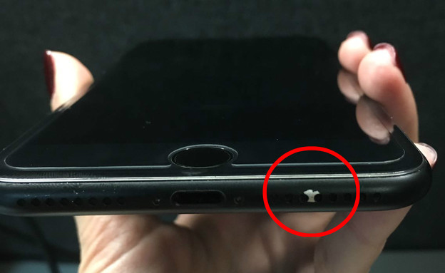מכשיר אייפון 7 שהצבע השחור-מט שלו מתקלף (צילום: מתוך פורום התמיכה של אפל)