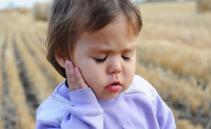 בדיקת אוזניים (צילום: Shutterstock)
