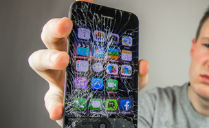 אייפון שבור (צילום: ShutterStock)