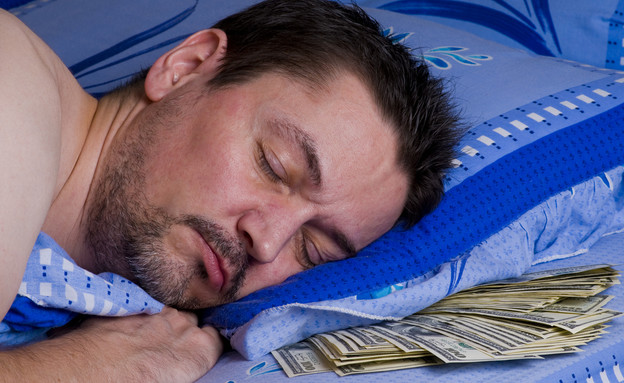 גבר ישן על שטרות של כסף (אילוסטרציה: Shutterstock)