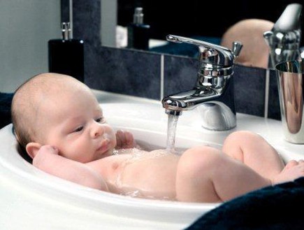 תינוק מתקלח בכיור (צילום: אימג'בנק / Thinkstock)
