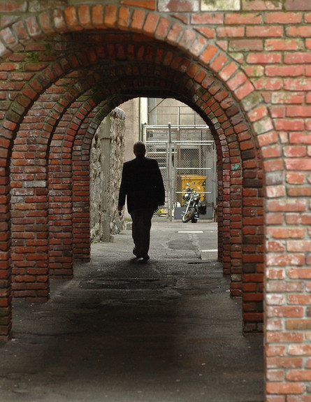 אדם הולך במנהרת לבנים (אילוסטרציה: Shutterstock)