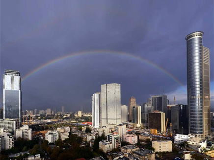 ענני הגשם חולפים. תל אביב, השבוע (צילום: יורם סגול)