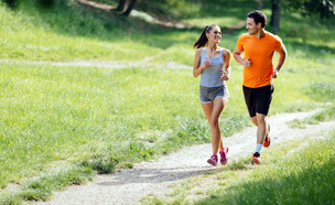 זוג צעיר רץ (אילוסטרציה: Shutterstock)