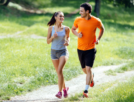 זוג צעיר רץ (אילוסטרציה: Shutterstock)