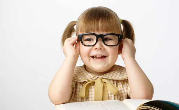 ילדה משקפיים (צילום: Serhiy Kobyakov, Shutterstock)