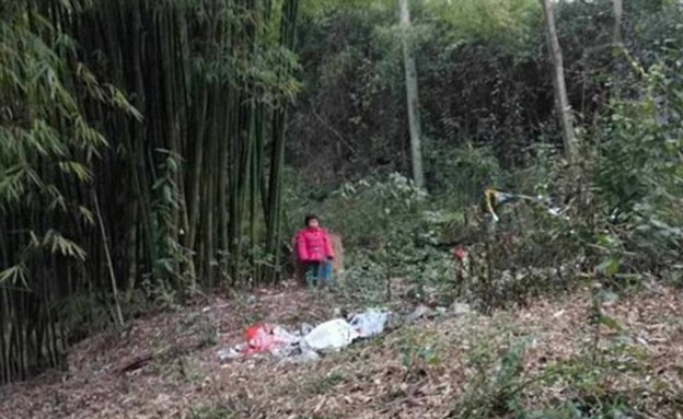 הילדה שהושארה בבית הקברות (צילום: Huanqiu /Chengdu)