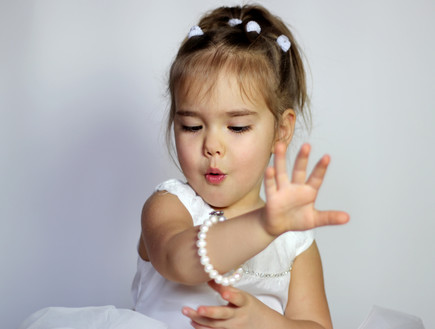 ילדה עם תכשיטים (צילום: Shutterstock)