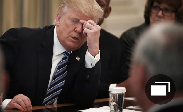 דונאלד טראמפ עם לוגו דונאלד טראמפ עם לוגו