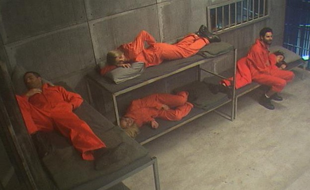 האסירים נחים בתא (צילום: האח הגדול 24/7)