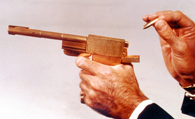 אקדח זהב אילוסטרציה (צילום: מתוך "האיש בעל אקדח הזהב")
