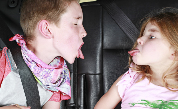 ילדים רבים באוטו (צילום: Shutterstock)