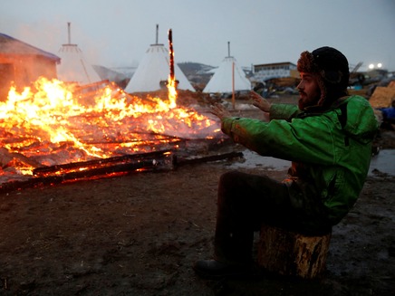 זו מסורת לשרוף בית שעוזבים (צילום: רויטרס)