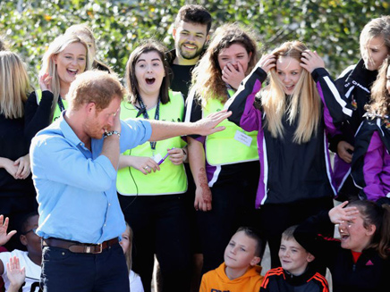 הנסיך הארי מלהיב נערות בסקוטלנד (צילום: Sky News)