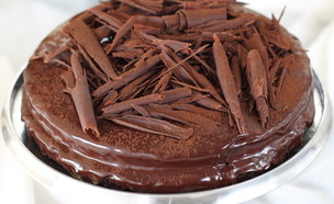 עוגת שוקולד עשירה שלמה ומוכנה (צילום: חן שוקרון, אוכל טוב)