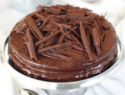 עוגת שוקולד עשירה שלמה ומוכנה (צילום: חן שוקרון, mako אוכל)