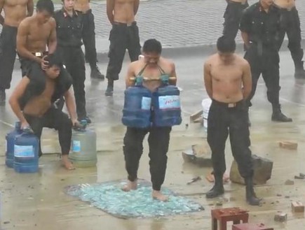 המבחן של השוטרים בוויאטנם (צילום: צילום מסך מתוך הסרטון)