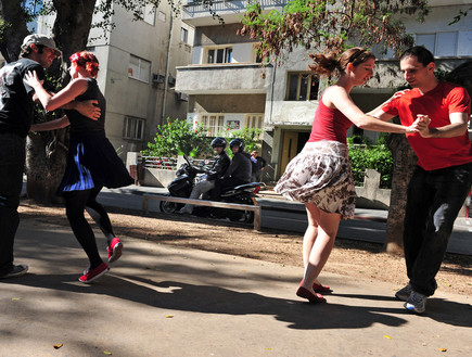 אנשים רוקדים בשדרות רוטשילד (אילוסטרציה: Shutterstock)