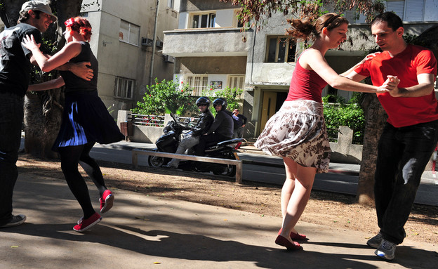 אנשים רוקדים בשדרות רוטשילד (אילוסטרציה: Shutterstock)