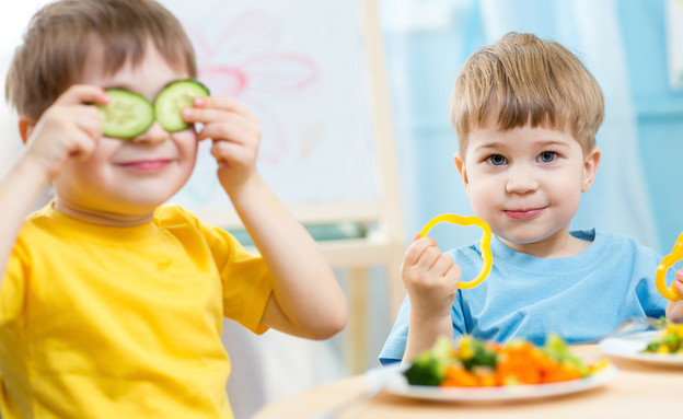 ילדים משחקים באוכל (צילום: Shutterstock)