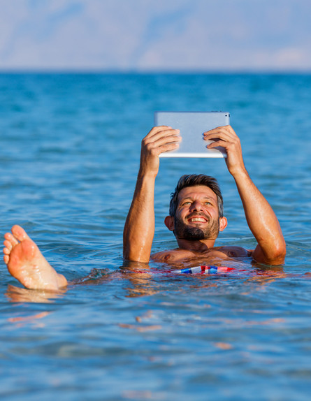 גבר צף בים המלח (אילוסטרציה: Shutterstock)