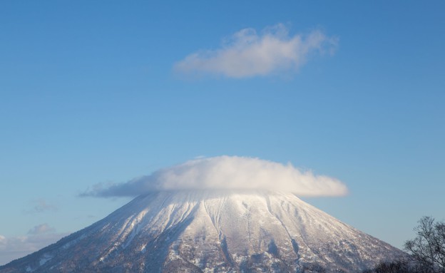 עננים מעל הר יוטאיי בהוקאידו, יפן (צילום: atthle, Shutterstock)