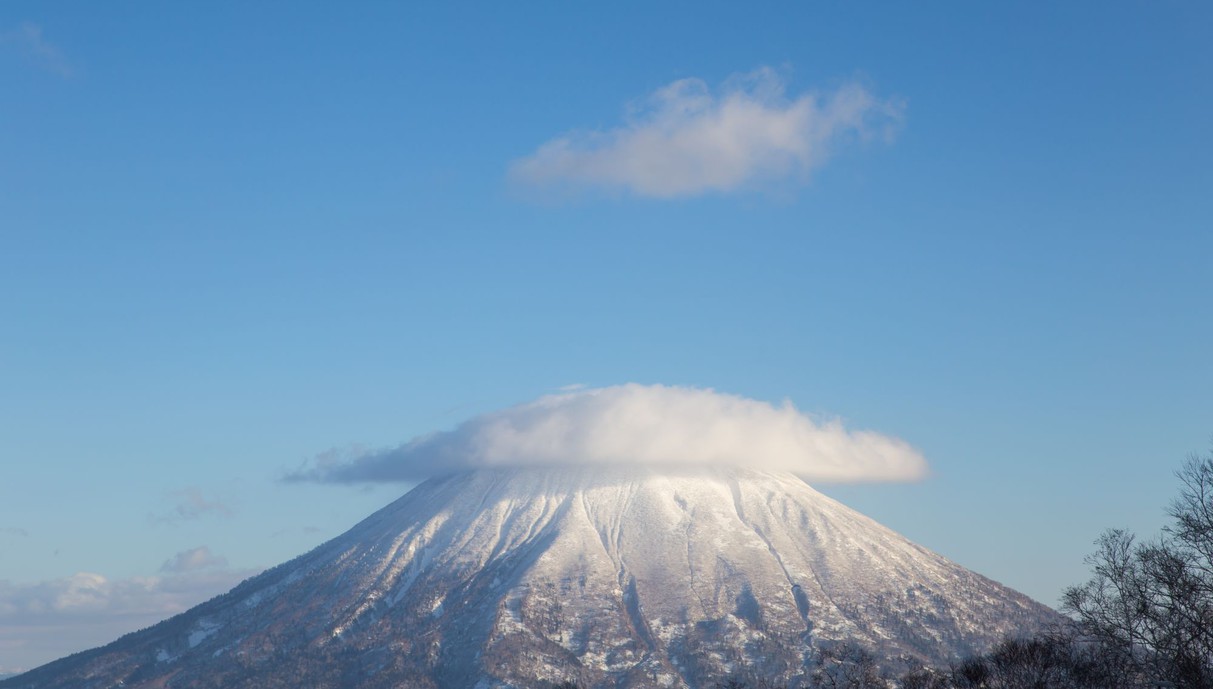 עננים מעל הר יוטאיי בהוקאידו, יפן