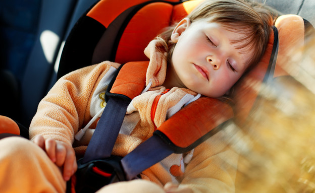 ילדה ישנה באוטו (צילום: Shutterstock)
