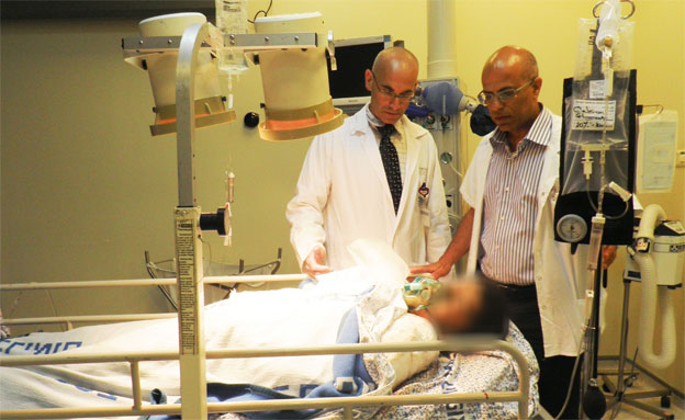 פצוע סורי מטופל בבית החולים זיו בצפת (צילום: חנה ביקל)
