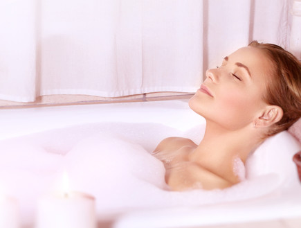 אישה  באמבטיה (צילום: Shutterstock)