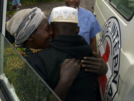 איחוד משפחות בקונגו (צילום: הצלב האדום)