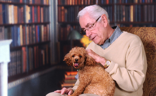 איש מבוגר וכלב  (צילום: Shutterstock)