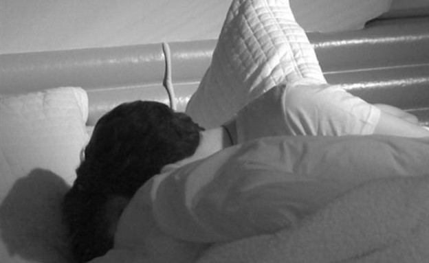 עומר ושני מתנשקים במיטה (צילום: האח הגדול 24/7)