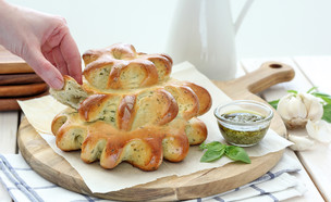 לחם שום ויוגרט (צילום: ענבל לביא, mako אוכל)
