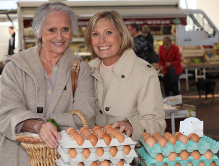 שני נשים קונות ביצים בשוק (צילום: Shutterstock)