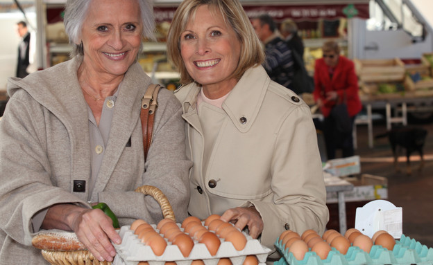 שני נשים קונות ביצים בשוק (צילום: Shutterstock)
