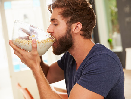 גבר אוכל דגני בוקר (צילום: Shutterstock)