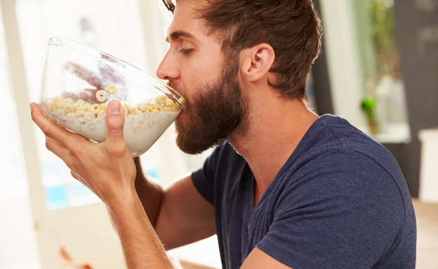 גבר אוכל דגני בוקר (צילום: Shutterstock)