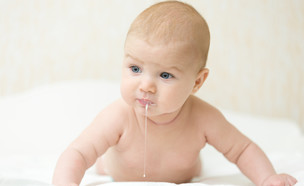תינוק פולט (צילום: Shutterstock)