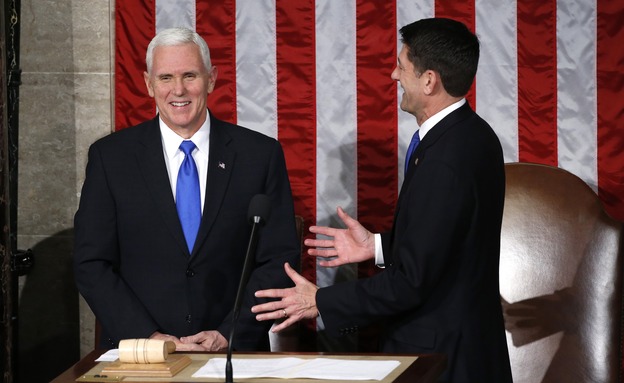מייק פנס ופול ראיין לפני הנאום בקונגרס, (צילום: רויטרס)